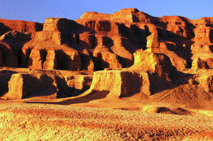 白龙堆是第四纪湖积层抬升形成的砾质土丘地貌,由于水蚀和风蚀作用
