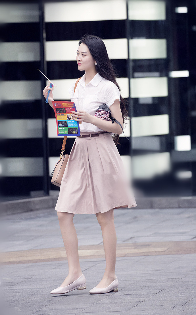 重庆街拍:亮色的裙子在炎热的夏天点亮了色彩 转载自百家号作者:杰米