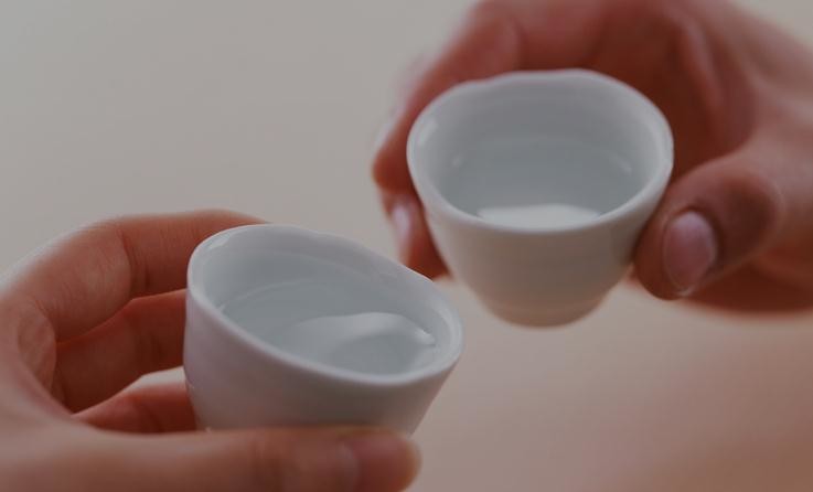 每天喝一杯白酒,身体会有6个变化,但两种情况下,要少喝