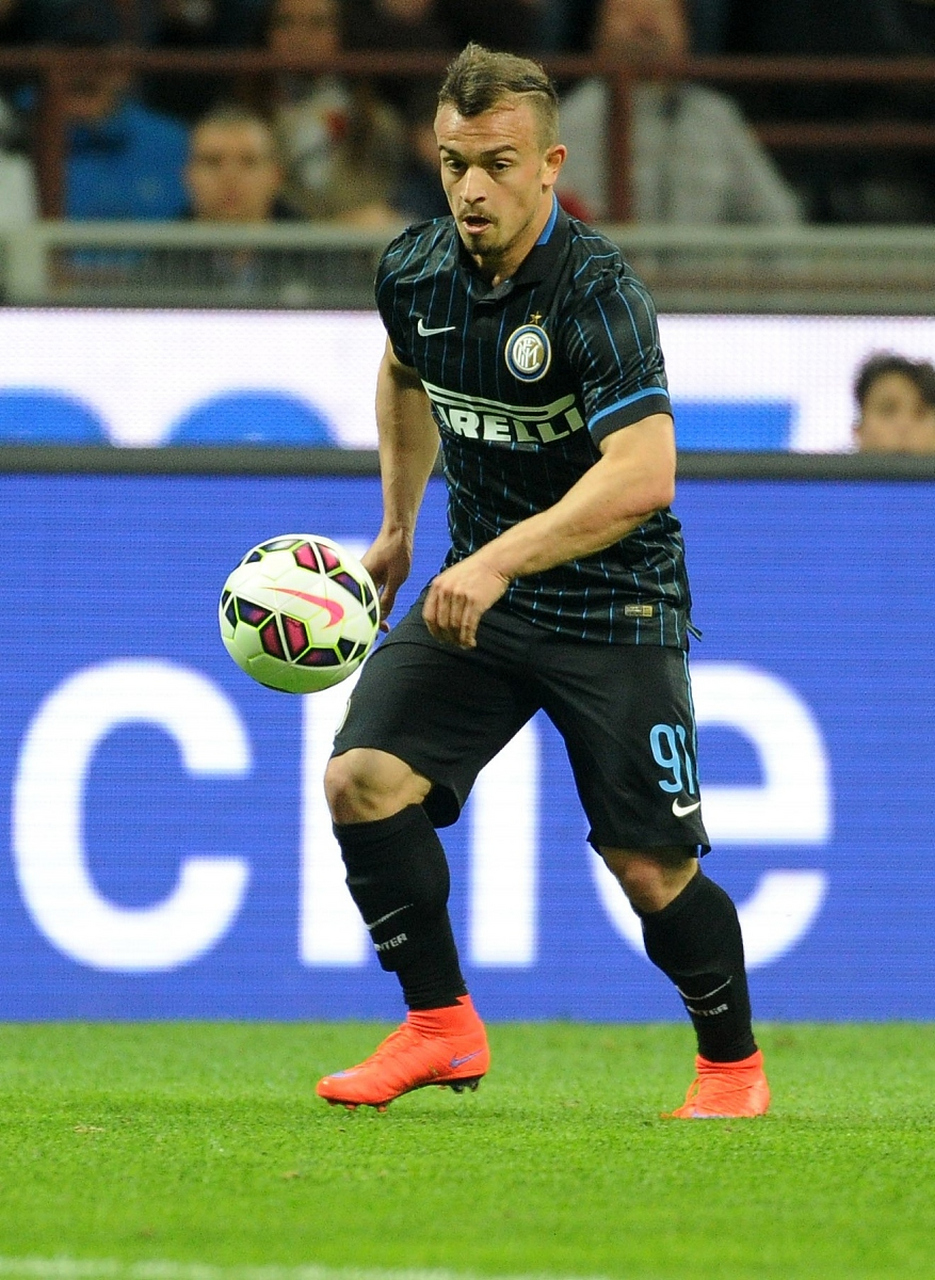 在欧冠半决赛中,意大利两大豪门米兰德比再次上演.