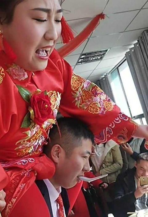 众人要求230斤新娘骑在新郎脖子上敬酒,新郎被压的都要哭了