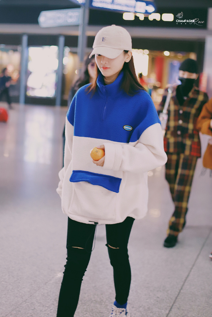 杨超越穿蓝白拼色毛绒卫衣现身机场,戴白色棒球帽皮肤白皙