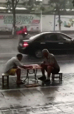 男子暴雨中吃面喝酒走红 网友：那越喝越多的汤喝完了吗？