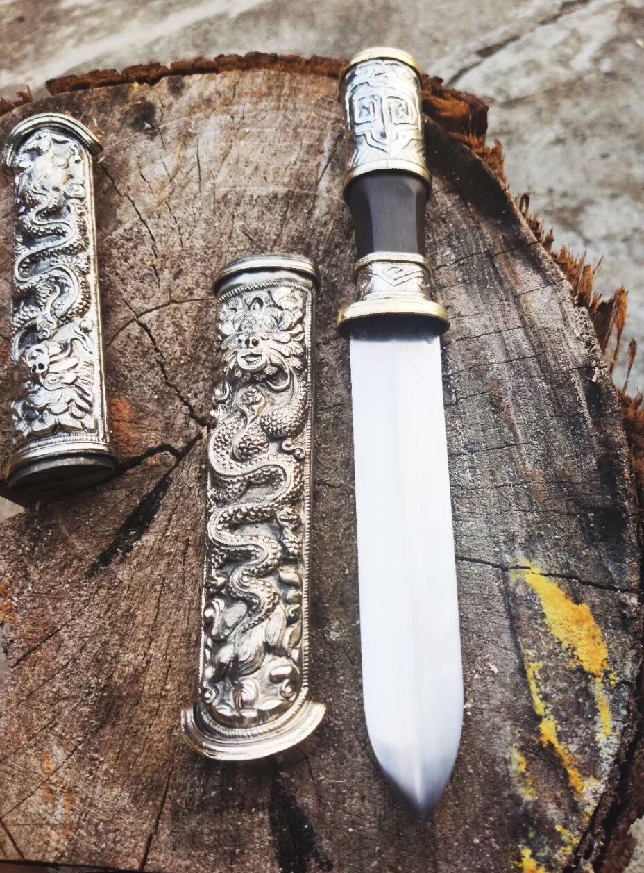 浮雕满工双刃和单刃匕首