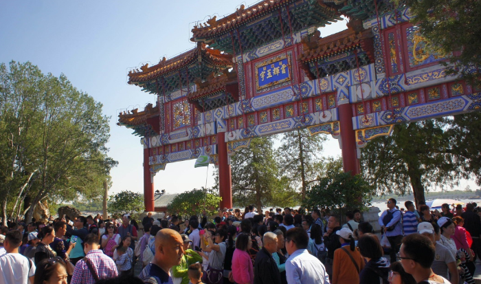 节假日"中国式旅游".图为北京颐和园景区黄金周旅游的游客.