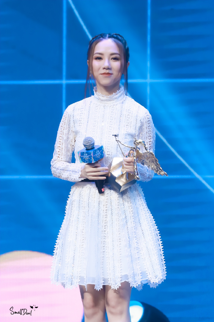 《再见》曾经以为"再见"是最温柔的言辞,因为它预示