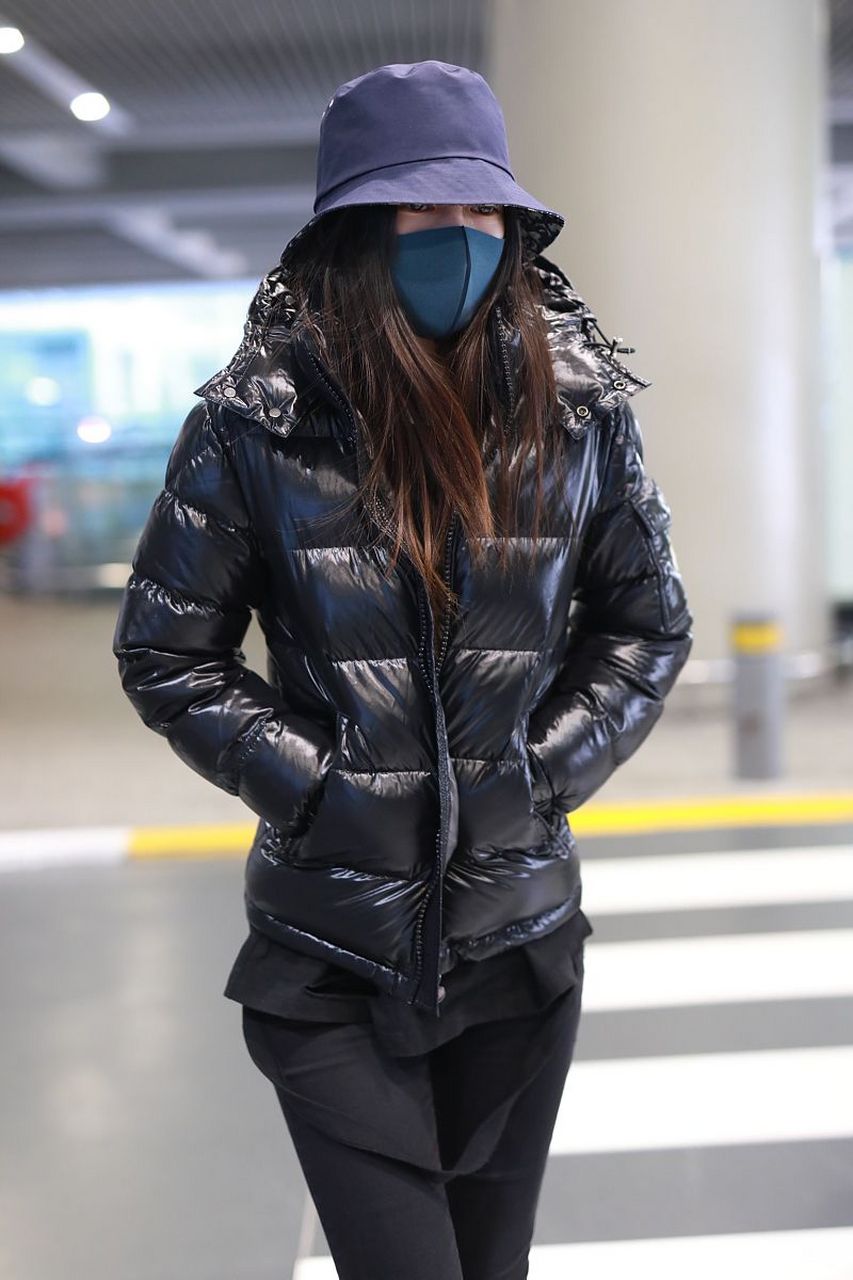 试试这款黑色羽绒服搭配长靴吧!色彩和谐,款式多样任你选.