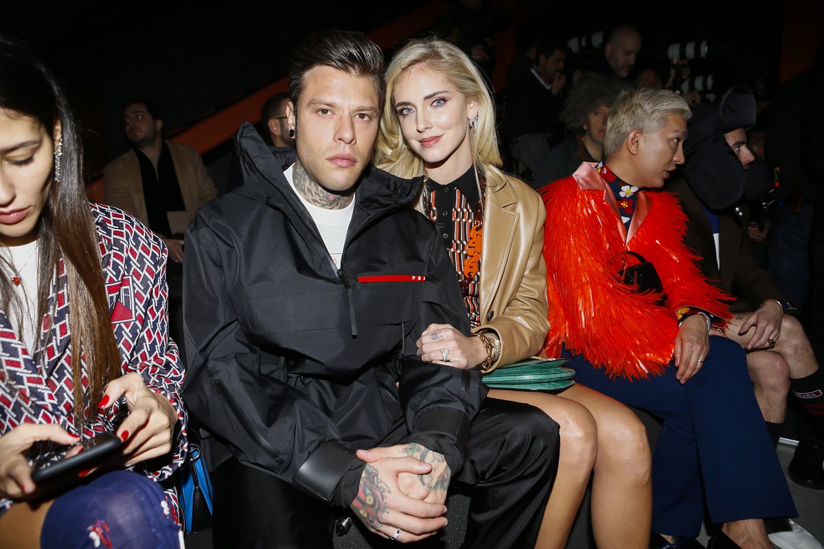 宇宙博主 chiara ferragni 在此前米兰时装周 prada 秀场上,与老公
