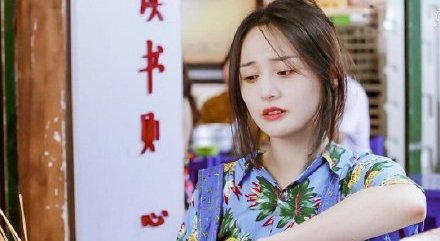 郑爽穿这一身让人眼前一亮!和大妈打麻将,回眸瞬间让人心动!