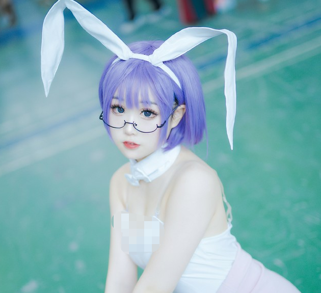 萝莉眼镜娘cos兔女郎,皮肤白皙透亮,网友:只有我看到黑色?