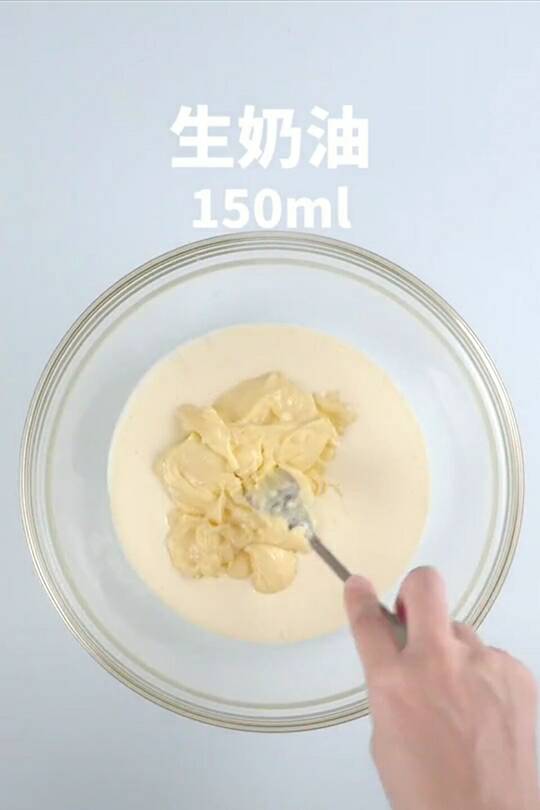 3,然后将生奶油一起搅拌加入松饼粉 把蛋白加入白砂糖打发