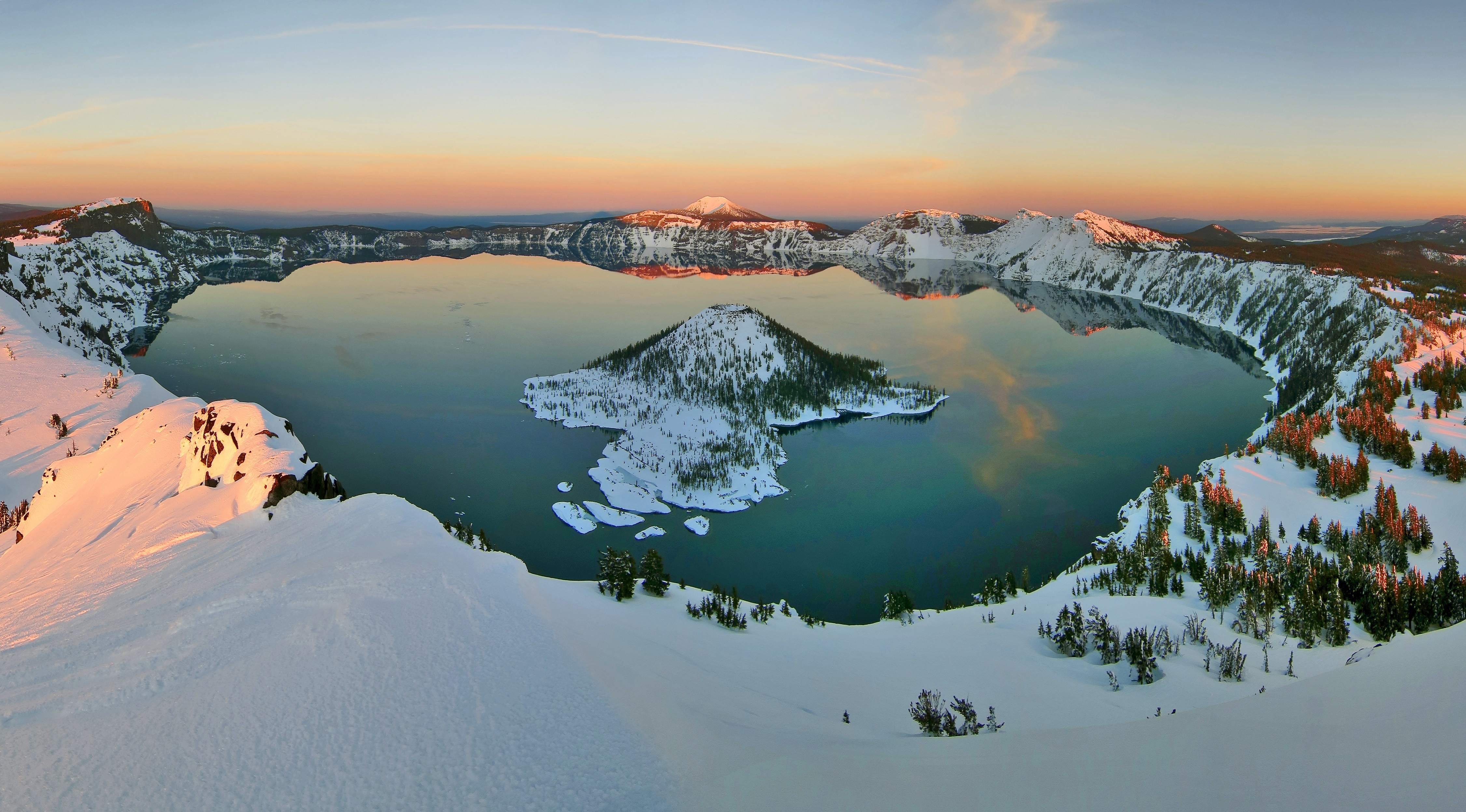 马尔特诺马瀑布:位于俄勒冈州马尔特诺马县,瀑布分由上下两段,总高约