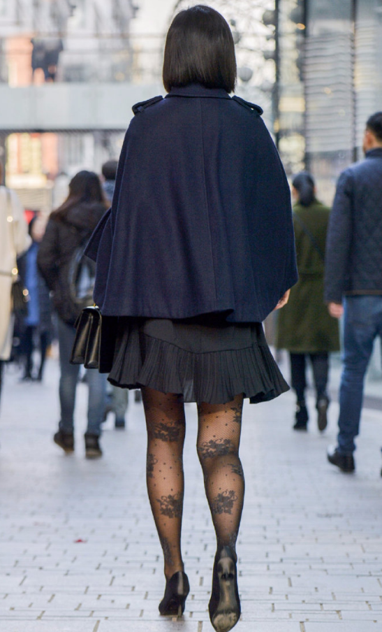 街拍:冬天里的丰满少妇,黑丝 高跟鞋,迷人背影让人心动