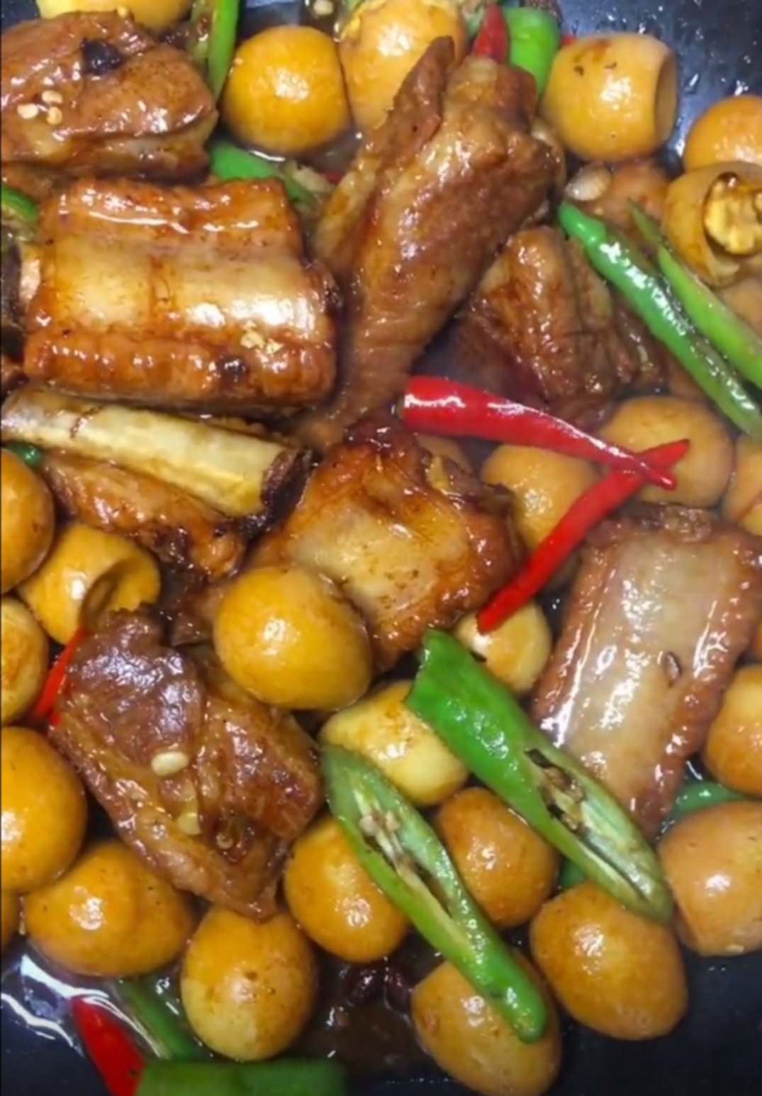 家常版的排骨炖鹌鹑蛋,好吃不腻,我试过真的是很好吃