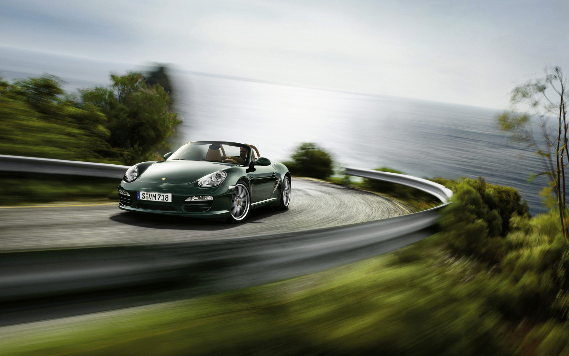 照片中这辆白色的车采用了流线型的设计,车身线条很圆润.