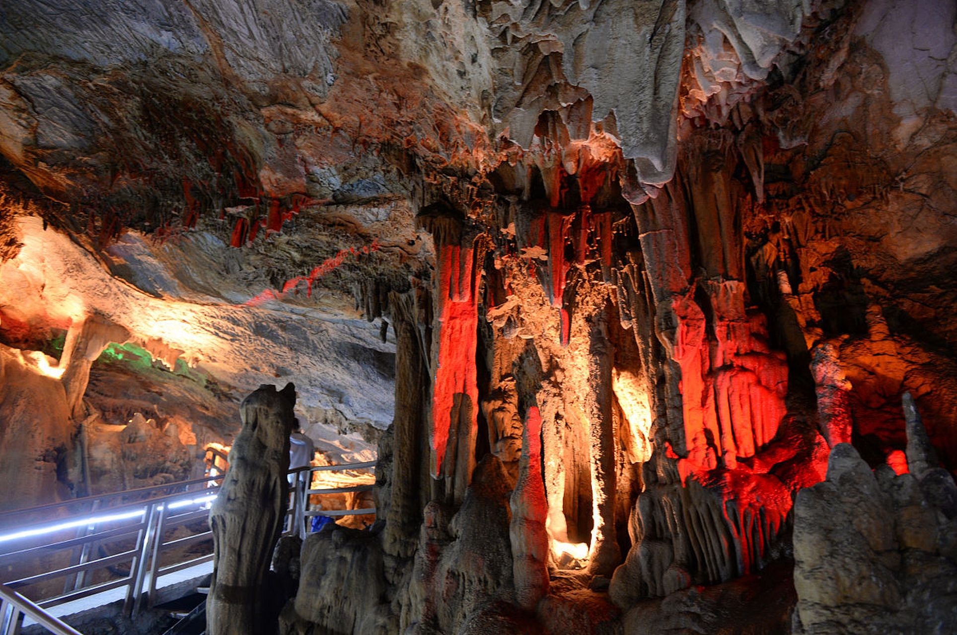 周末去哪儿玩# 安康石泉的燕翔洞,宛如一颗璀璨的明珠镶嵌在熨斗拐蝌