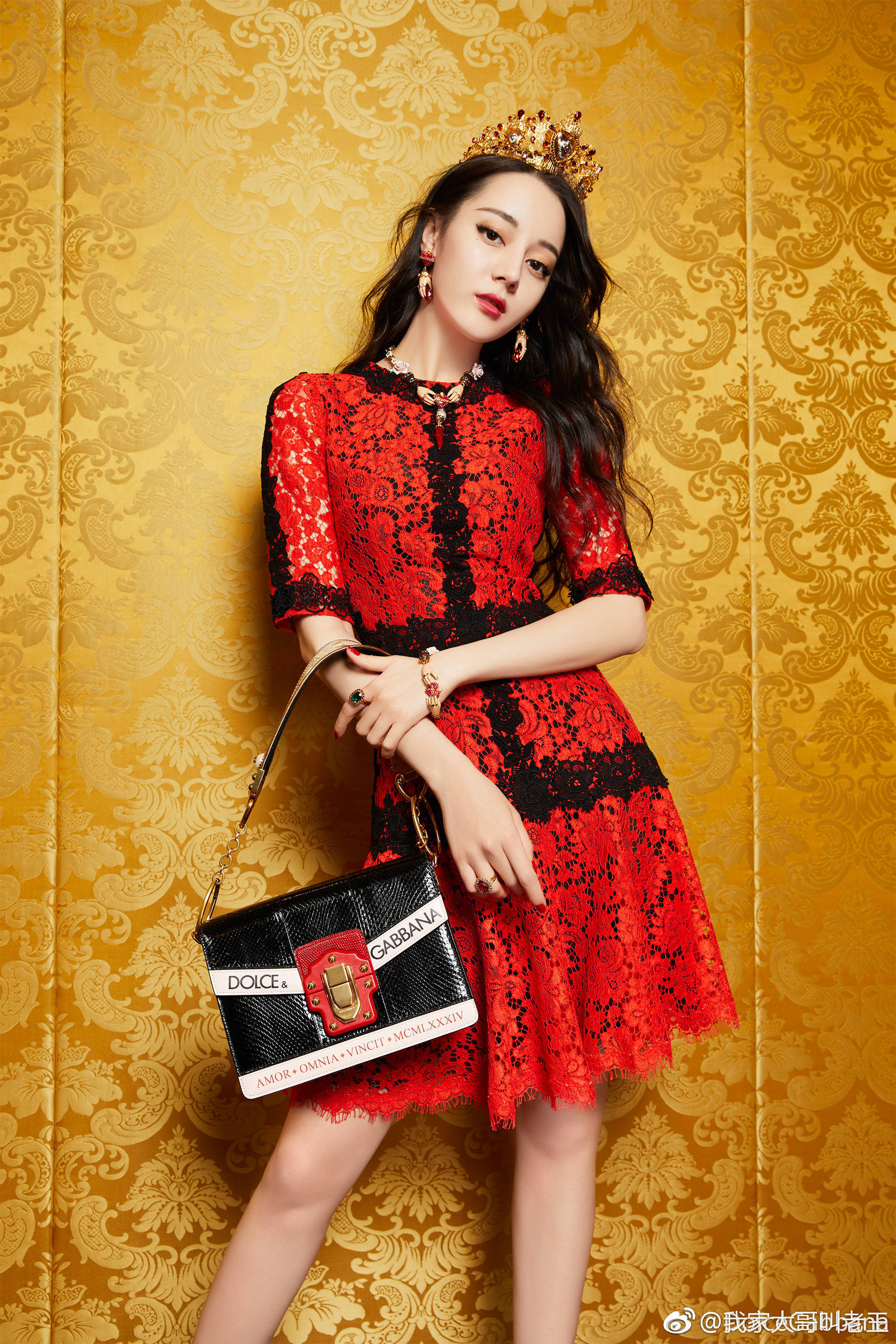 头戴皇冠照气场十足!