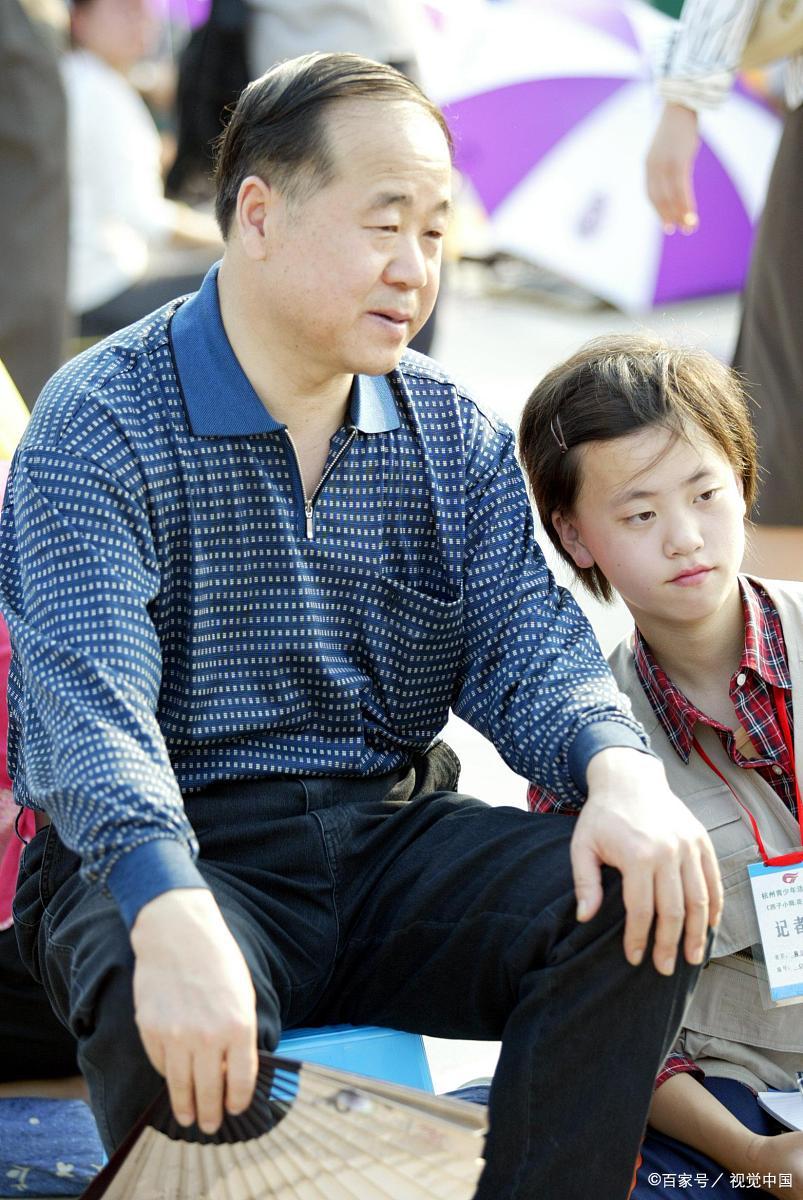莫言陪女儿高考时,借车牌号的数字预测女儿的分数,表现或喜或悲