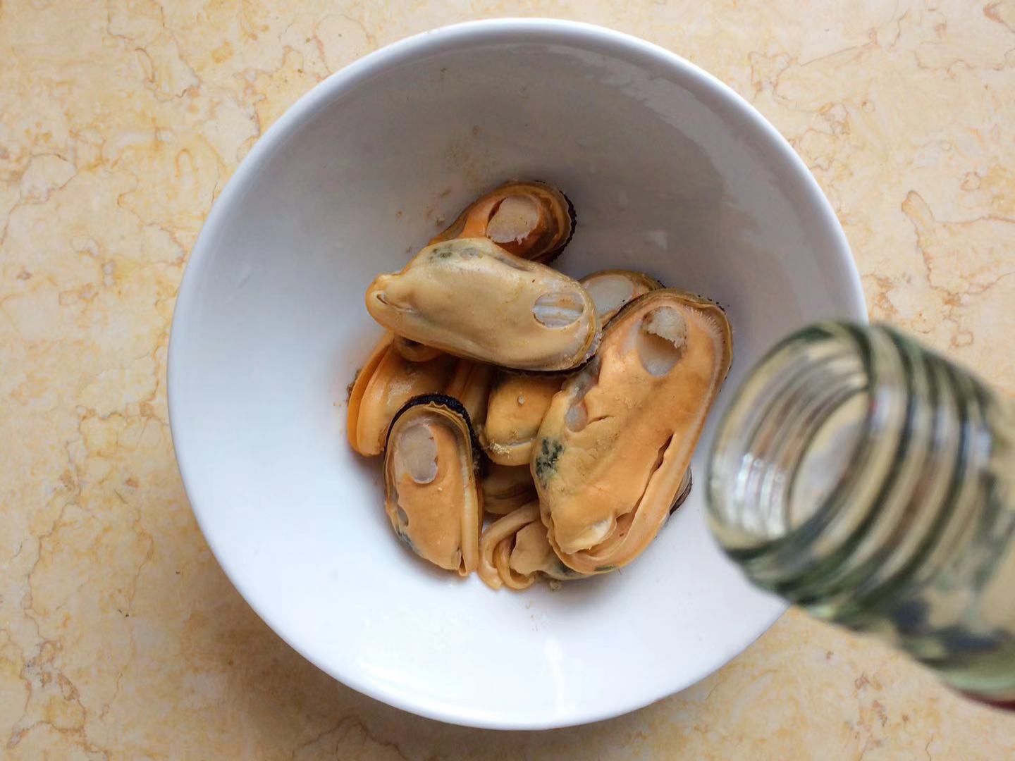 将青口贝去壳取肉,清干净青口贝壳上的脏物和海草.