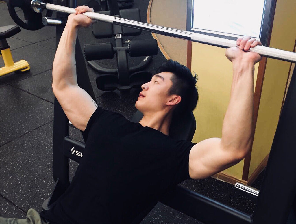 90后阳光型男喜欢举铁,精心塑造壮实的胸肌和麒麟臂!