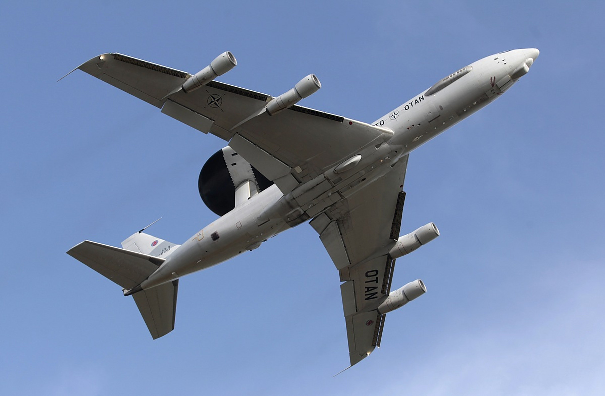 据报道,2022年9月,俄罗斯战机几乎击落了英国皇家空军的一架rc-135