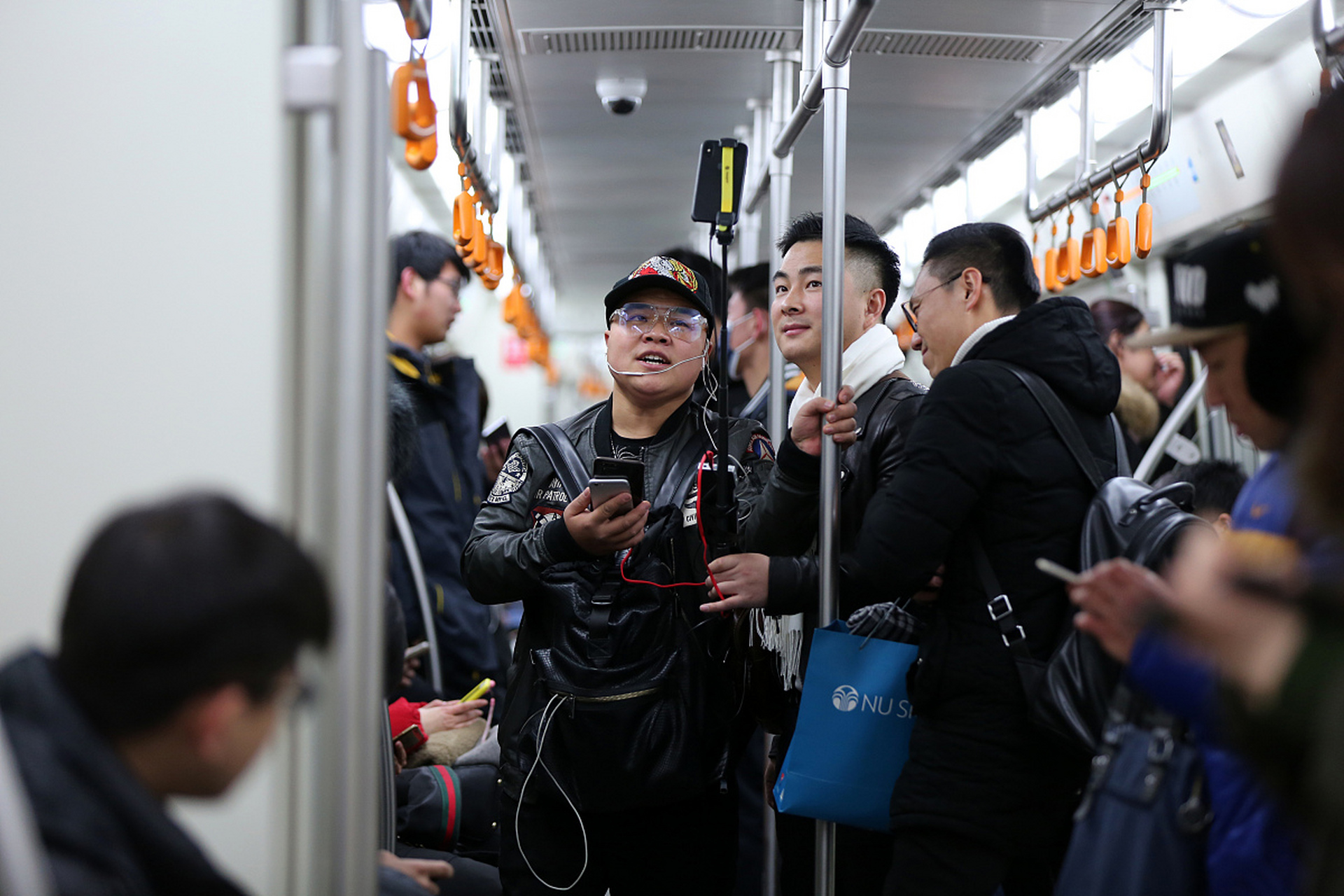 上海地铁内男子嬉皮笑脸耍刀玩# 乘客心慌慌:这是怎么通过安检的?