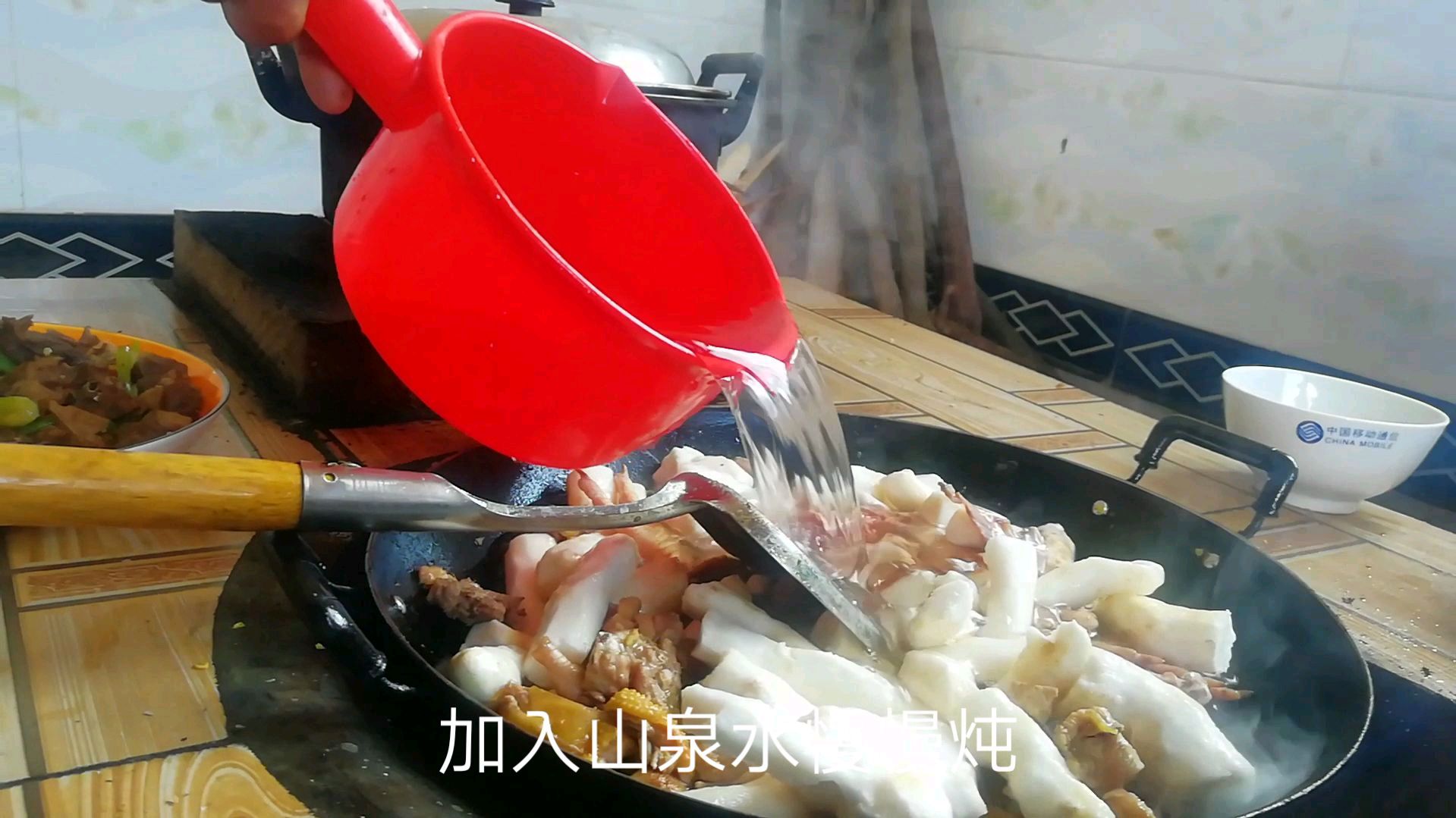 中午在侄子家吃饭侄子用野生山药和土鸡这样一起炖,即美味又营养