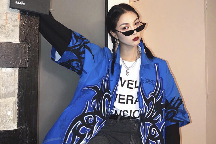 嘻哈风来袭,梨妹变身街头潮酷girl,彰显独特个性与魅力!