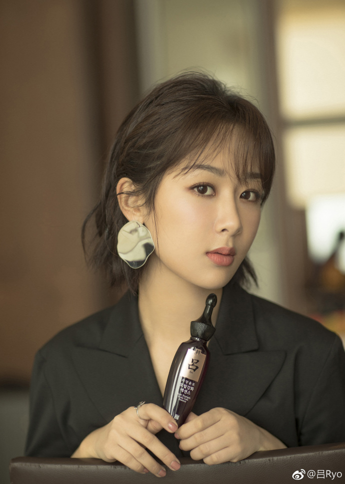 杨紫赴韩国出席活动同框朴信惠,新造型美出新高度获韩国网友好评