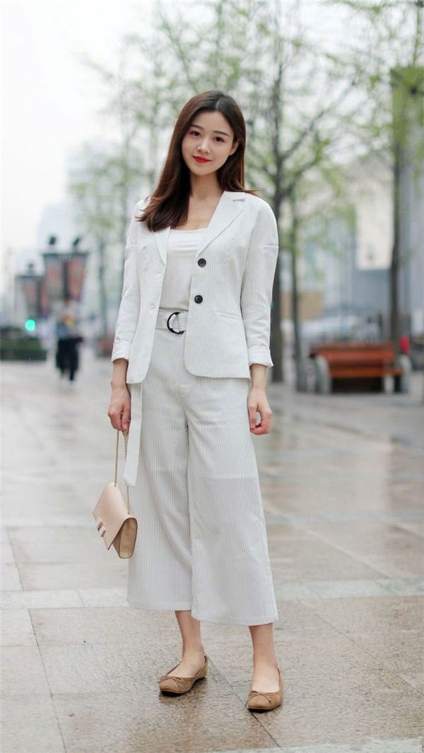 街拍:图2这位美女发型加上这身衣服很中国风,也是别具一格了