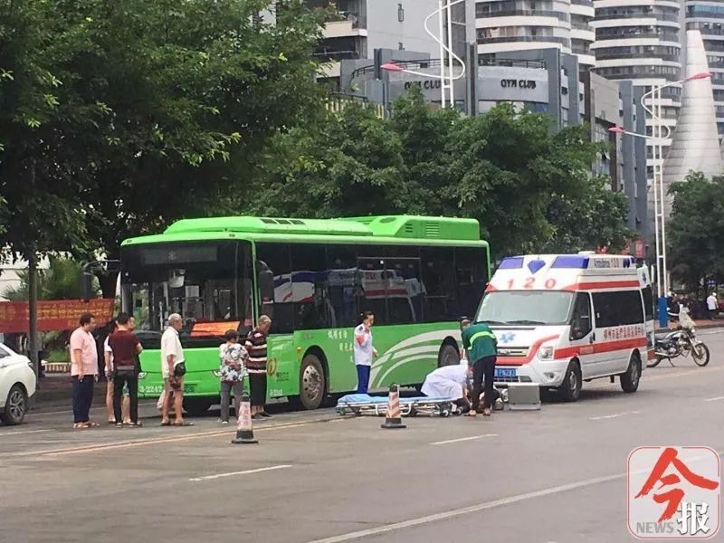 白沙路公交车撞上横穿马路老妇,送医后身亡!此处没有斑马线