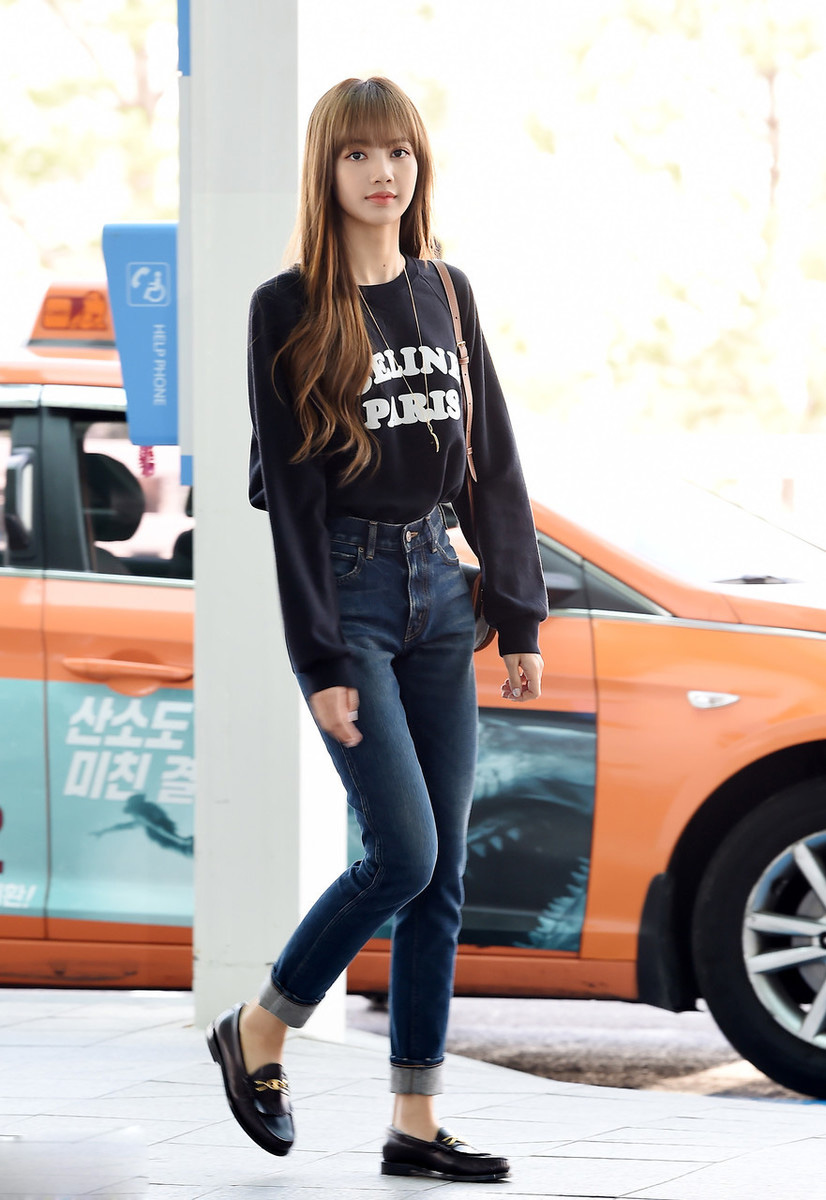 lisa高腰牛仔裤大秀51厘米惊人腰围,洋娃娃脸蛋下有魔鬼身材