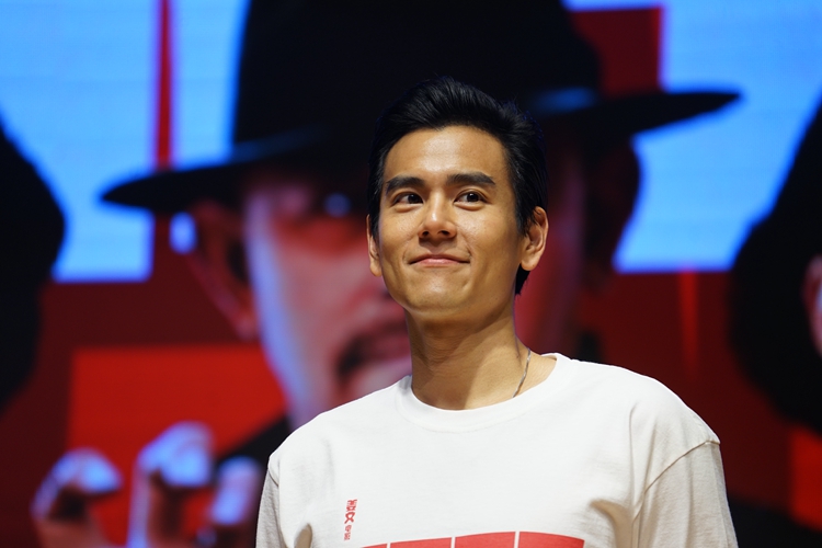 彭于晏热恋大13岁许晴?亲密照疯传,网友:不接受宁愿他喜欢男人