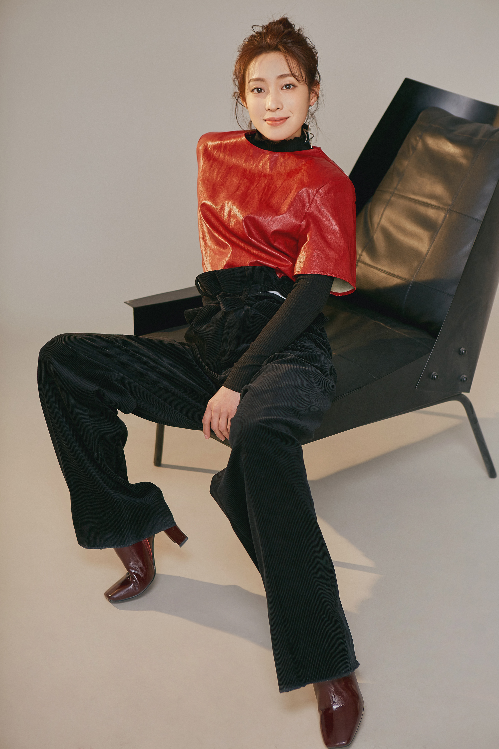 《齐丑无艳》女主角郝文婷最新写真曝光 以红色呈现圣诞的温暖