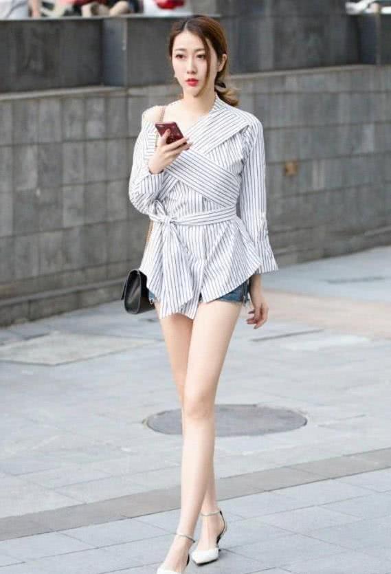 婀娜多姿的美女穿竖条纹长袖上衣,身型挺拔迷人,女人味十足