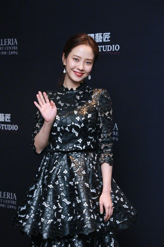 宋智孝在北京出席品牌活动,一身黑色蕾丝贴花蛋糕裙,优雅干练