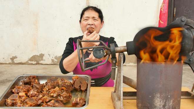 [图]把大骨头放进爆米花机，旋转8分钟，没想到打开盖子后这么过瘾