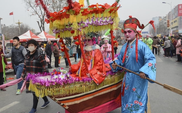 旱船是汉族民间表演艺术形式之一 我们必须传承古老的民族文化