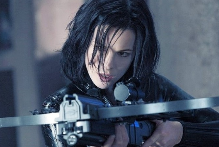 4本末世女配爽文:她穿到平行空间,只为完成一个生存十年的任务