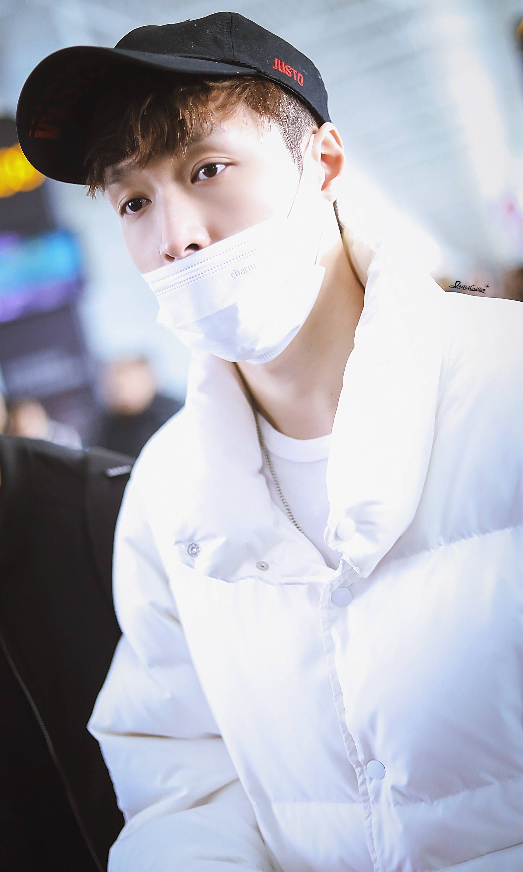 2019年1月1日,张艺兴现身广州白云机场.(图片来源见水印)