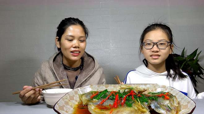 [图]简单的午饭，一个清蒸鲈鱼就够了！做法简单，肉质鲜嫩无腥味