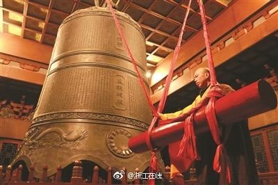 约6000市民游客赶来灵隐寺烧头香听钟声祈福新年
