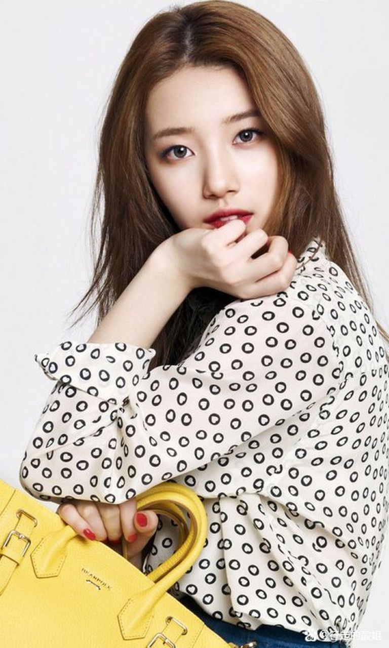 火车上,卧铺底铺,坐在过道椅子上玩手机,隔壁同等铺