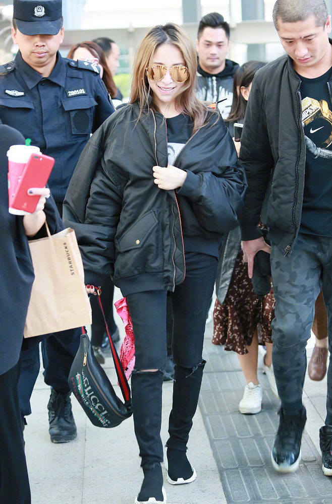39岁萧亚轩现身机场,一身黑色也很少女感,网友:鲜肉收割机!