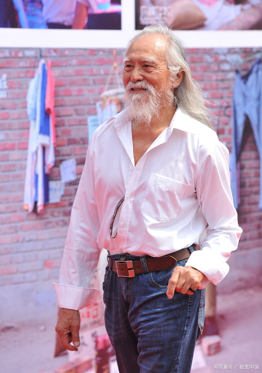 岁的"硬核爷爷"王德顺,竟然在上海时装周上大放异彩,变身成了跨界模特