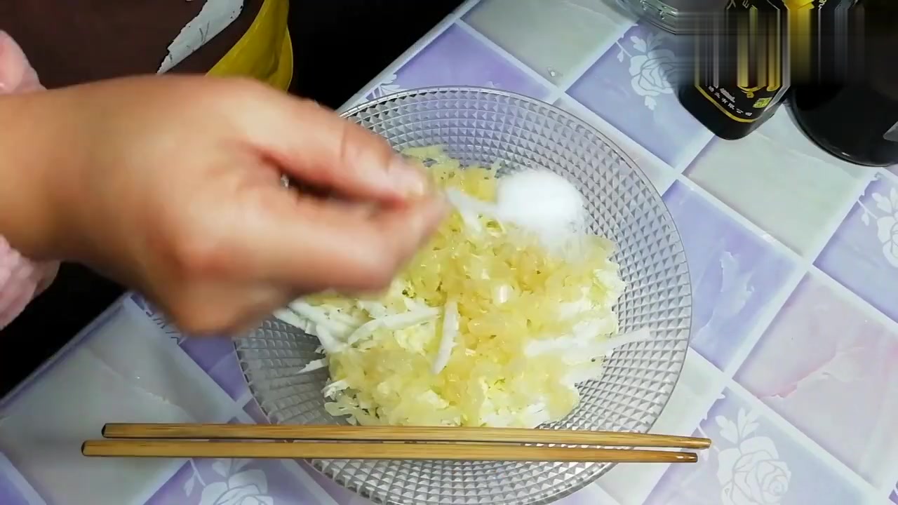 海蜇怎么吃?和大白菜凉拌,做法简单,口感脆爽,不错的开胃小菜