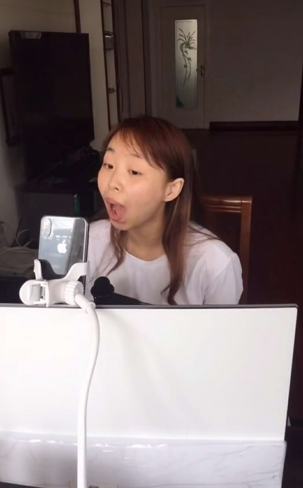 网红嘟嘟姐再创神曲,这表情不当"影帝"太可惜了 网友:吓人!