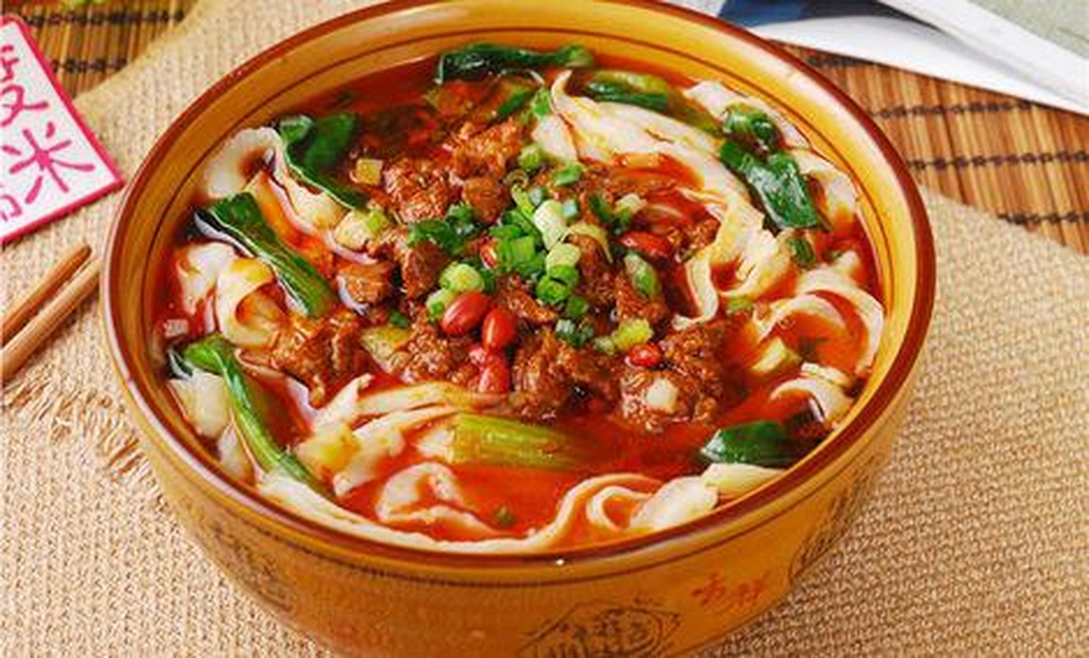 嗨一起去陇南#【陇南美食】鸡汤刀削面:鸡汤中加入黄花菜,花椒粉,老