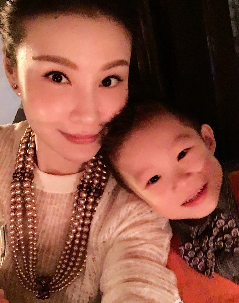 郎平爱将诸韵颖近照:皮肤白皙如少女,40岁的诸老师为2孩的辣妈