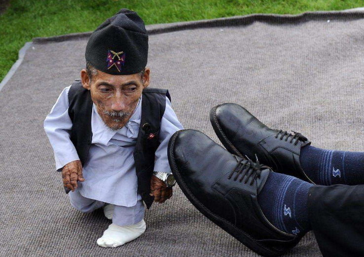 打破吉尼斯纪录:尼泊尔身高56.4cm,世界最矮男人,网友:袖珍